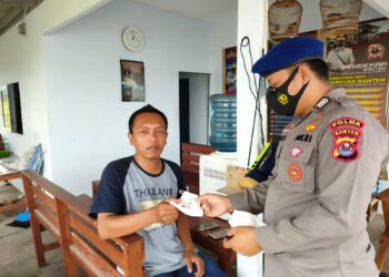 Cegah Penyebaran Covid-19, Personel Ditpolairud Polda Banten Bagikan Masker