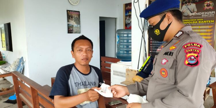 Cegah Penyebaran Covid-19, Personel Ditpolairud Polda Banten Bagikan Masker