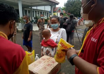 warga serbu minyak goreng murah di pamulang