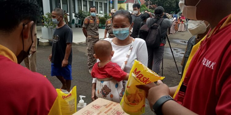 warga serbu minyak goreng murah di pamulang