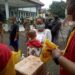 warga serbu minyak goreng murah di pamulang