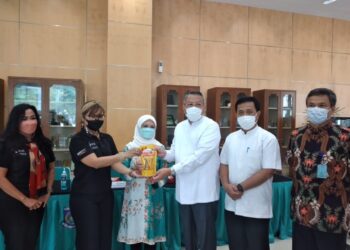 Peserta Vaksin Lansia di Kota Tangerang Selatan Dapat Minyak Goreng