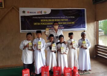PWI Peduli dan IKWI Salurkan 500 Paket Beras Bervitamin Bulog ke Panti Asuhan dan Santri Penghafal Quran