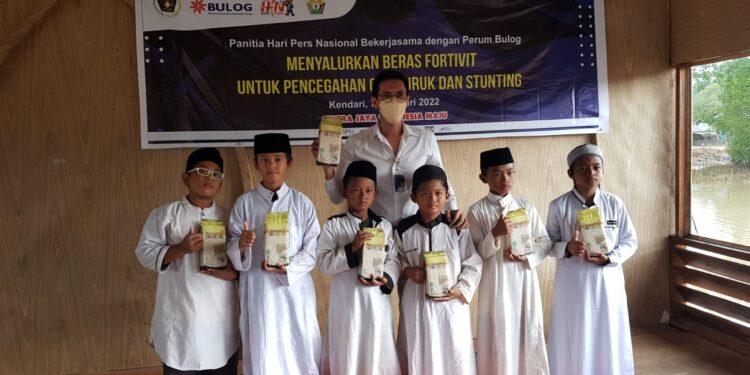 PWI Peduli dan IKWI Salurkan 500 Paket Beras Bervitamin Bulog ke Panti Asuhan dan Santri Penghafal Quran