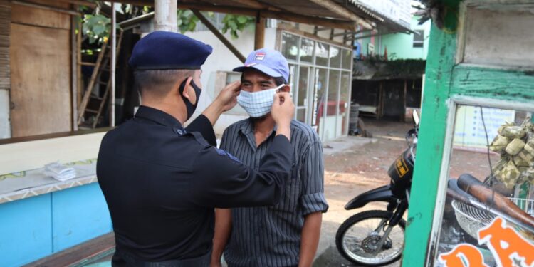 satbrimob polda banten bagikan masker kepada masyarakat