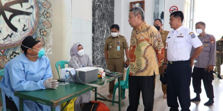 benyamin tinjau vaksinasi lansia