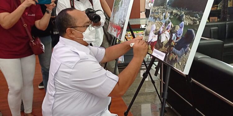 pameran foto dan donasi kemanusiaan di gedung dprd