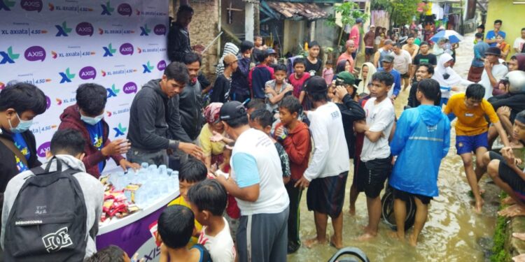 Banjir di Serang – Banten Karyawan XL Axiata Salurkan Bantuan