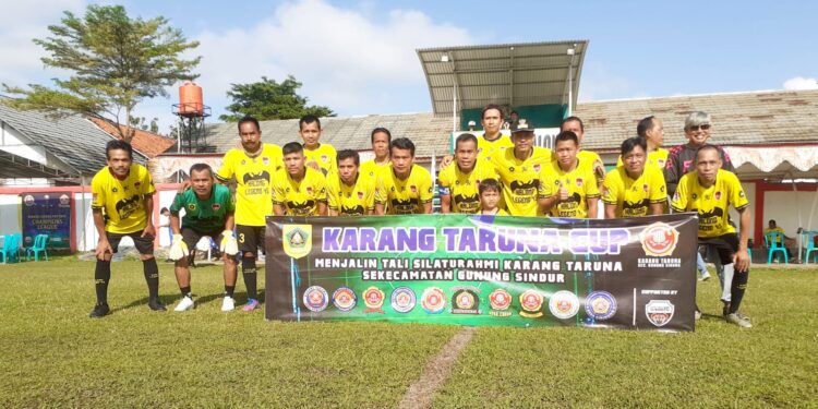 Ajak Masyarakat Berolahraga, Kepala Desa Hadiri Turnamen Cup Karang Taruna Rawakalong