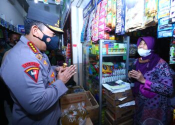 Tinjau Pasar Muntilan, Kapolri Minta Pedagang Laporkan Jika Distribusi Minyak Curah Terganggu