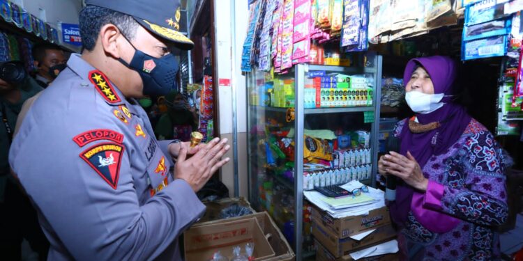 Tinjau Pasar Muntilan, Kapolri Minta Pedagang Laporkan Jika Distribusi Minyak Curah Terganggu