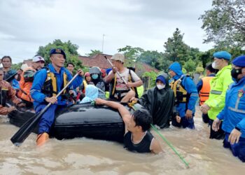 banjir di kota serang, polda banten gerak cepat evakuasi masyarakat