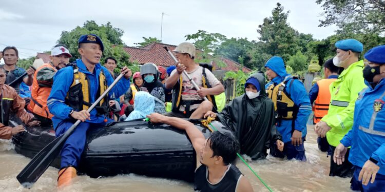 banjir di kota serang, polda banten gerak cepat evakuasi masyarakat
