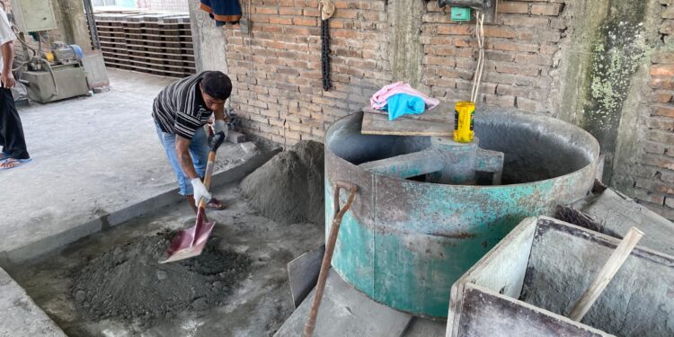 Dibina PLN, UMKM Ini Sukses Sulap Sisa Pembakaran Batu Bara PLTU Ombilin Jadi Batako