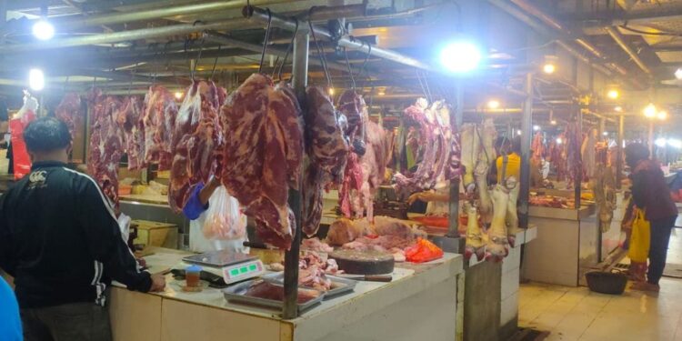 Stock Daging Sapi Cukup dan Pedagang Daging Berjualan Seperti Biasa