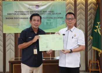 BPN Tangsel Serahkan Sertipikat Hak Pakai Kepada Kejari Tangsel