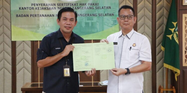 BPN Tangsel Serahkan Sertipikat Hak Pakai Kepada Kejari Tangsel