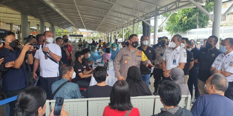 Respon Cepat Instruksi Presiden dan Kapolri, Polda Metro Jaya Buka Gerai Vaksinasi di Stasiun Senen