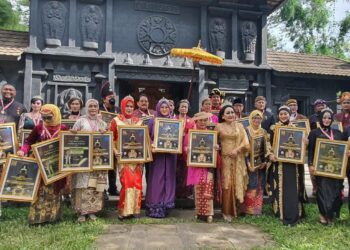 Hj Heni Suhaeni Raih Penghargaan pada Peringatan Women’s Day Ke-45 di Tangerang Selatan