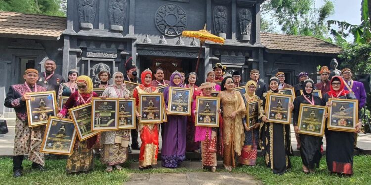 Hj Heni Suhaeni Raih Penghargaan pada Peringatan Women’s Day Ke-45 di Tangerang Selatan
