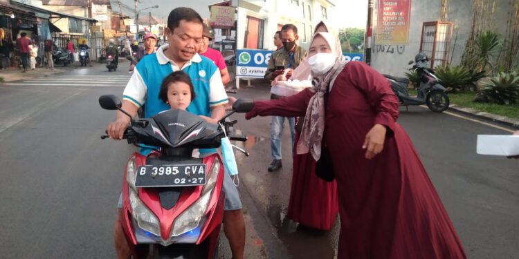 Tim Penggerak PKK Desa Rawakalong Berbagi Takjil