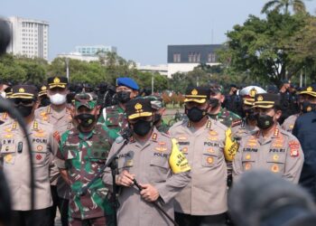 Kapolda Metro Bersama Pangdam Jaya Pimpin Apel Pasukan Pengaman Unjuk Rasa Mahasiswa BEM