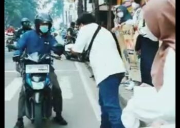 Osis SMK Al Hasra Depok Berbagi Takjil untuk Pengendara Motor