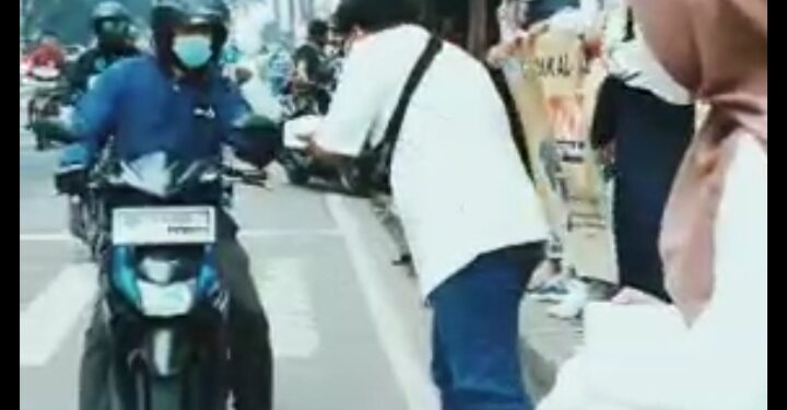 Osis SMK Al Hasra Depok Berbagi Takjil untuk Pengendara Motor