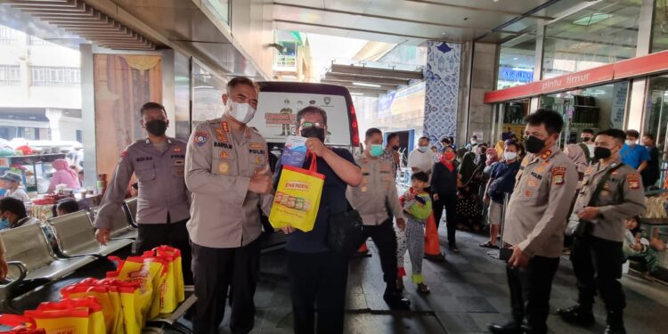 Sebanyak 1085 Orang Tervaksinasi, Polda Metro Jaya Gelar Akselerasi Percepatan Vaksin di Pasar Tanah Abang