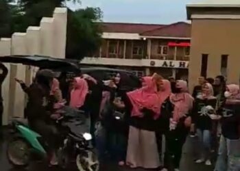 Alumni Angkatan 1998-2001 SMP Al Hasra Gelar Bukber dan Berbagi Takjil