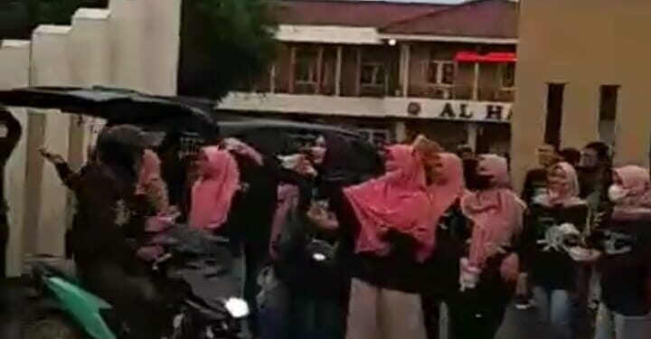 Alumni Angkatan 1998-2001 SMP Al Hasra Gelar Bukber dan Berbagi Takjil