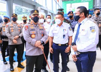 Tinjau Stasiun Pasar Senen, Kapolri Imbau Warga Mudik Sebelum Tanggal 28 April