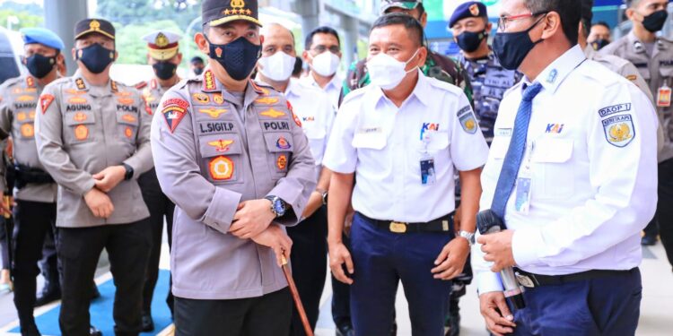 Tinjau Stasiun Pasar Senen, Kapolri Imbau Warga Mudik Sebelum Tanggal 28 April