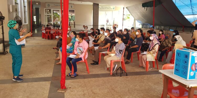 Gerai Vaksin Mobile di Gereja Katolik Santo Laurensius Disambut Antusias Warga