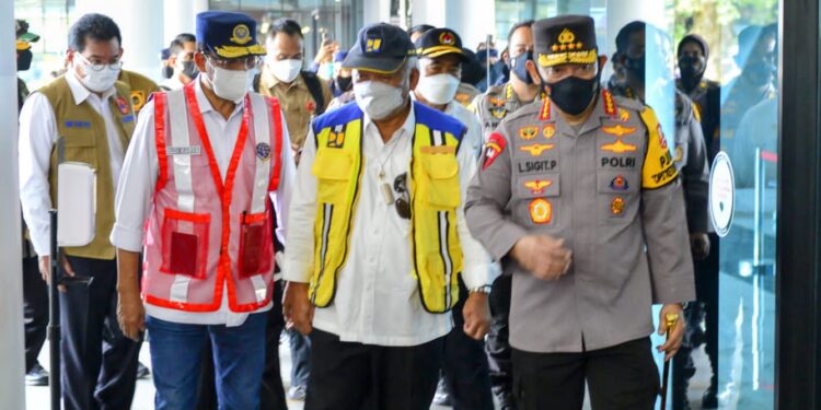 Tinjau Pelabuhan Merak, Kapolri Apresiasi Masyarakat yang Mudik Lebih Awal