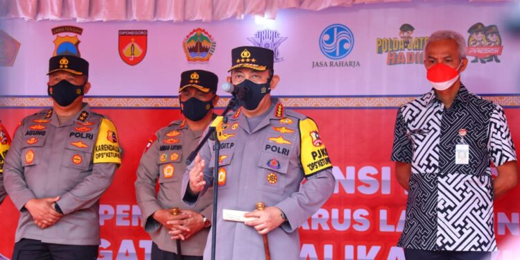 Tinjau Kalikangkung, Kapolri Imbau Pemudik Tak Paksakan Berkendara dalam Kondisi Lelah Demi Keselamatan