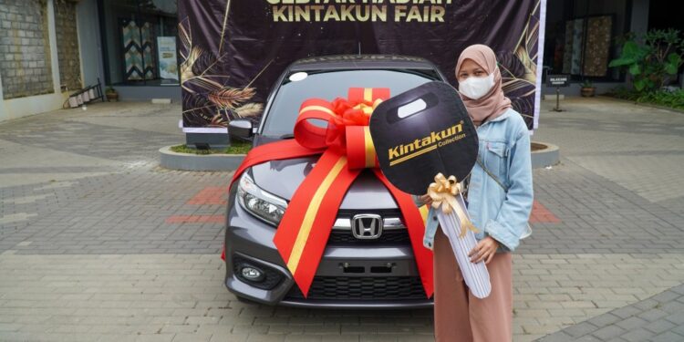 Menang Undian Gebyar Kintakun, Mahasiswi Asal Sukabumi Pulang Bawa Mobil