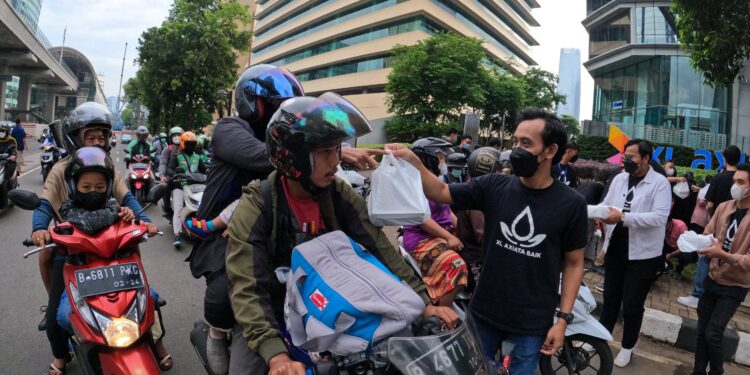 Rangkaian Program Ramadan 2022XL Axiata Bagikan Takjil Buka Puasa untuk Masyararakat 