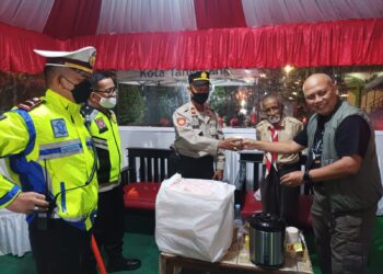 Komunitas VW Van Club Bagikan Snack dan Kopi kepada Anggota Polisi yang Bertugas di Pospam Polda Metro Jaya