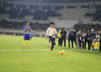 Wagub Andika Lakukan Kick Off Laga Perdana di Banten International Stadium