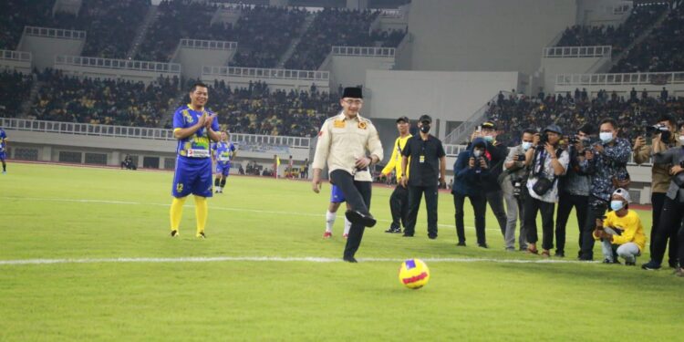 Wagub Andika Lakukan Kick Off Laga Perdana di Banten International Stadium