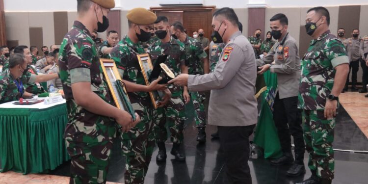 Kapolda Metro Jaya Memberikan Penghargaan Kepada 2 Prajurit TNI Yang Berhasil Menangkap Begal