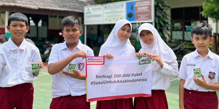 Penuhi Nutrisi Anak, Alfamart Salurkan 6000 Paket Susu di Wilayah Tangsel