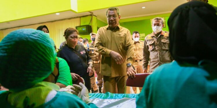 Hari Pertama Kerja, Wali Kota Tangsel Tinjau Amal Donor Darah Satpol PP