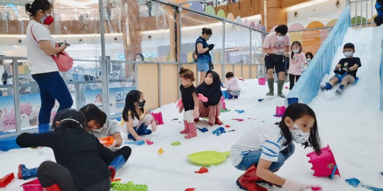 Super Seru! Yuk Main Salju dan Ice Skating di SNOWY HAPPYLAND!