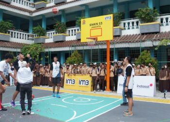 Indosat Ooredoo Hutchison Bawa Para Pemain IBL ke Sekolah di Indonesia