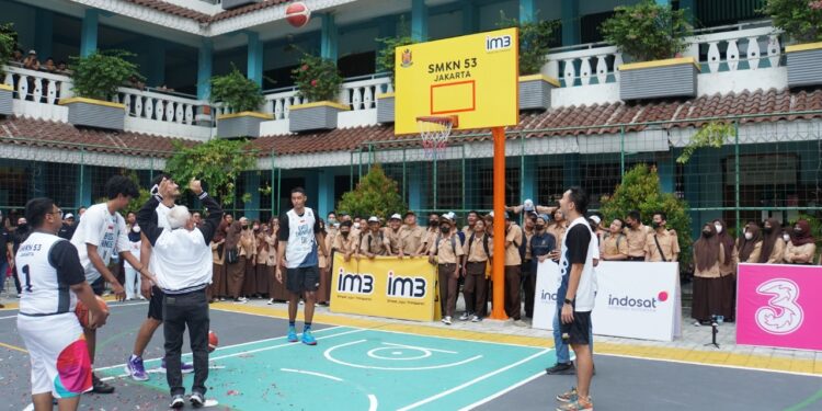 Indosat Ooredoo Hutchison Bawa Para Pemain IBL ke Sekolah di Indonesia