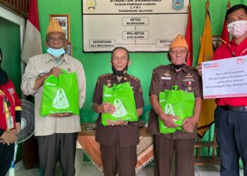Peringati Hari Veteran Nasional, Konsumen Alfamart Berikan Ratusan Paket Sembako ke LVRI