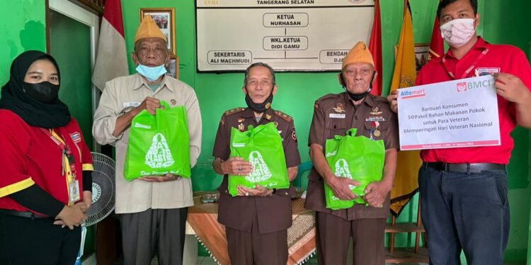 Peringati Hari Veteran Nasional, Konsumen Alfamart Berikan Ratusan Paket Sembako ke LVRI