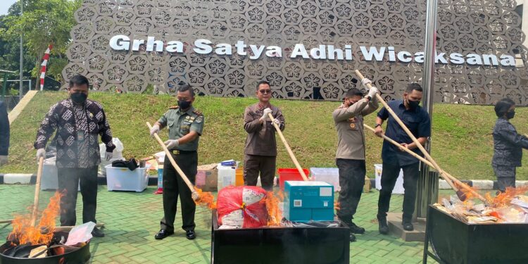 Kejari Tangsel Musnahkan Barbuk 223 Perkara Kejahatan Senilai Rp5 Miliar